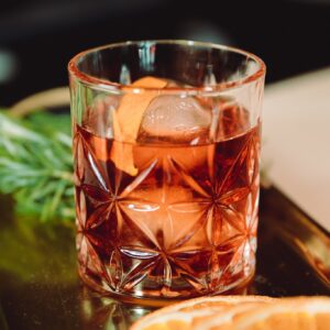 copa con naranja en vaso de vidrio en bar de Sevilla. Coctelería en Baltazares.