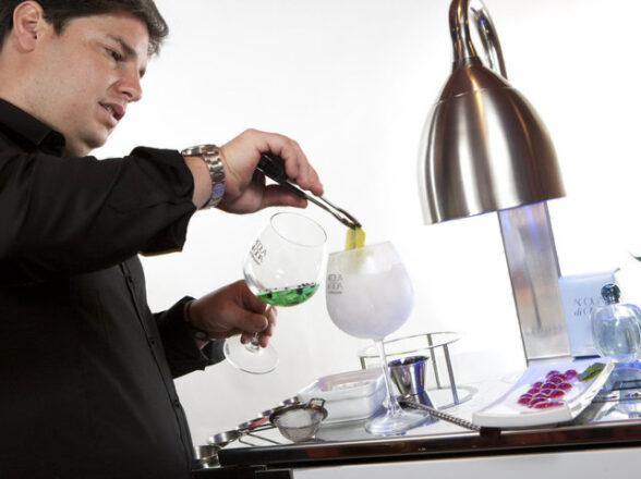 La mejor coctelería de Sevilla con espectáculo en vivo: descubre Baltazares